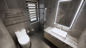 Ένα μπάνιο στο Aravelle Suites