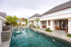 a swimming pool in the backyard of a house at Cove Dharma Kencana in Ungasan