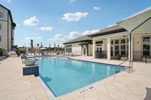 - une piscine dans la cour d'une maison dans l'établissement Landing Amazing 1BD Gym Clubhouse, à Beeghly Heights