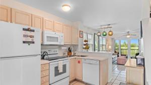 A kitchen or kitchenette at Coral Breeze by AvantStay Close to Beach w Balcony Shared Pool Month Long Stays Only