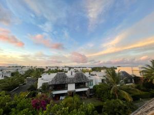 Rivière du RempartにあるAzuri Mauritius Penthouse with Sea Viewsのリゾートのバルコニーから見た家の眺め
