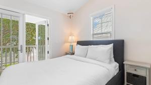 A bed or beds in a room at Coral Breeze by AvantStay Close to Beach w Balcony Shared Pool Month Long Stays Only Még 17 kép