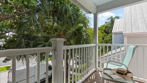 A balcony or terrace at Coral Breeze by AvantStay Close to Beach w Balcony Shared Pool Month Long Stays Only
