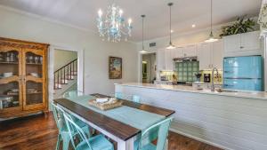 Kuchyň nebo kuchyňský kout v ubytování Lighthouse Villa by AvantStay Walk to Southernmost Point w Private Pool Patio Month Long Stays