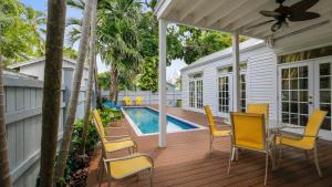 Bazén v ubytování Lighthouse Villa by AvantStay Walk to Southernmost Point w Private Pool Patio Month Long Stays nebo v jeho okolí