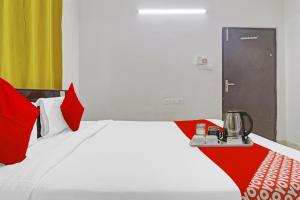 une chambre avec un lit avec des oreillers rouges dans l'établissement Hotel O Beautiful Stay Homes, à Hyderabad