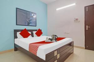 une chambre avec un lit avec des oreillers rouges dans l'établissement Hotel O Beautiful Stay Homes, à Hyderabad