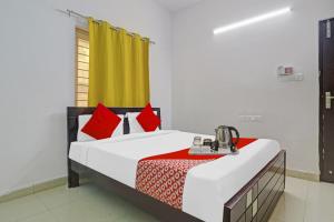 une chambre avec un lit avec des oreillers rouges dans l'établissement Hotel O Beautiful Stay Homes, à Hyderabad