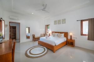 Ένα ή περισσότερα κρεβάτια σε δωμάτιο στο Nusa Indah Onai Hotel +63 φωτογραφίες