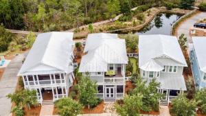 una vista aérea de una casa con techos blancos en Pearl by AvantStay Idyllic Seaside Getaway w 2 Large Decks Lush Garden, en Seagrove Beach