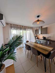 Kuchyň nebo kuchyňský kout v ubytování Etang Salé les bains - Corail Cosy