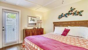 Un dormitorio con una cama grande y una ventana. en Paradise Palms by AvantStay Great Location w Outdoor Dining BBQ Close to Higgs Beach Month Long Stays, en Key West