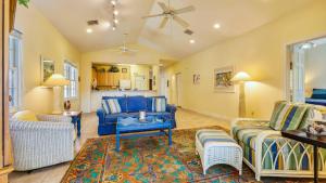 ストック・アイランドにあるPlace to Relax by AvantStay Shared Pool 3 Miles to Smathers Beach Month-Long Stays Onlyの青いソファとテーブルのあるリビングルーム