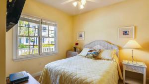 ストック・アイランドにあるPlace to Relax by AvantStay Shared Pool 3 Miles to Smathers Beach Month-Long Stays Onlyのベッドと窓のある寝室