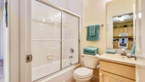 ストック・アイランドにあるPlace to Relax by AvantStay Shared Pool 3 Miles to Smathers Beach Month-Long Stays Onlyのシャワー、トイレ、洗面台を備えたバスルーム +12枚の写真