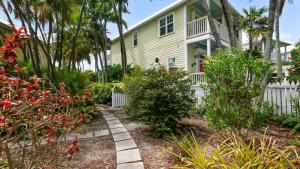 ストック・アイランドにあるPlace to Relax by AvantStay Shared Pool 3 Miles to Smathers Beach Month-Long Stays Onlyの白柵黄家