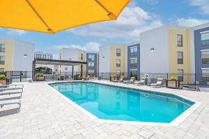 an image of a swimming pool at a apartment complex at Landing Spectacular 1BD Pool Gym in West Baton Rouge
