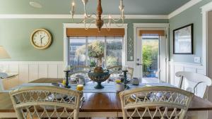 Χώρος καθιστικού στο Truly a Treasure by AvantStay Walk to Beach Patio