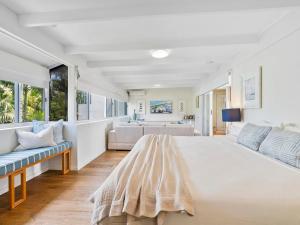 1 dormitorio blanco grande con 1 cama grande y 1 sofá en Noosa Crest Penthouse 34 - Private Rooftop Pool, en Noosa Heads 49 fotos más