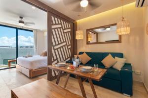 ein Wohnzimmer mit Sofa und Tisch in der Unterkunft Paravian by Casago in Playa del Carmen + 142 Fotos