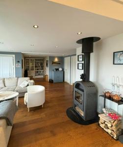 Posezení v ubytování Modern Cabin With Panoramic Views In Aukland