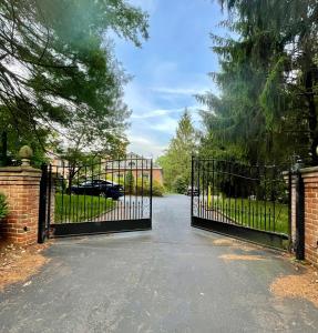 une porte ouverte menant à une allée avec une voiture garée dans l'établissement Spacious Guest Suite 5 Minutes to Princeton University with Free Parking, à Princeton
