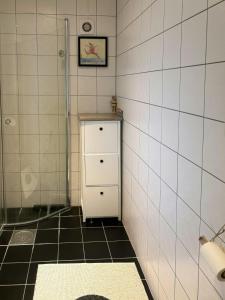 Koupelna v ubytování Modern Cabin With Panoramic Views In Aukland