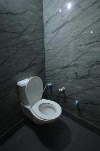Un baño de Hotel NK guesthouse 15 fotos más