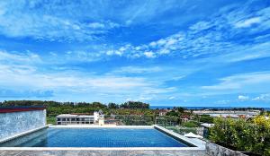 Bazén v ubytování The Sixteenth Naiyang Beach Hotel- Free Schedule Airport Shuttle nebo v jeho okolí