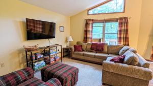 O zonă de relaxare la The Bear Foot Lodge by AvantStay Game Room Deck BeachLake Access