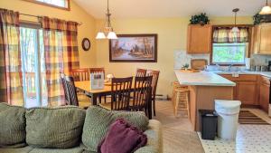 O bucătărie sau chicinetă la The Bear Foot Lodge by AvantStay Game Room Deck BeachLake Access