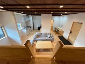 salon z kanapą i stołem w obiekcie 宿場を眺める古民家宿陽屋-Hinataya- w mieście Nakatsugawa