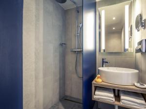 un baño con lavabo y ducha en Mercure Budapest Castle Hill, en Budapest 88 fotos más