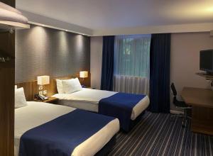 une chambre d'hôtel avec deux lits et un bureau dans l'établissement Holiday Inn Express Windsor by IHG, à Windsor 78 autres photos