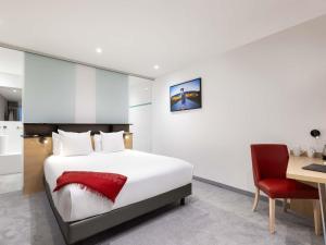 Un pat sau paturi într-o cameră la Mercure Strasbourg Centre Petite France