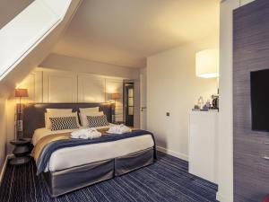 ブールジュにあるホテル ドゥ ブルボン グラン ホテル メルキュール ブルージュの大きなベッドとタオル2枚のある寝室 +134枚の写真