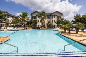a large swimming pool in front of a building at Landing Spectacular 1BD Pool Gym in San Antonio