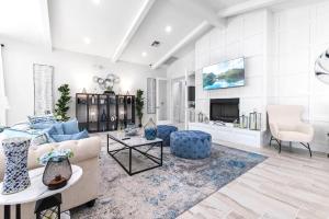 a living room with a couch and a tv at Landing Spectacular 1BD Pool Gym in San Antonio