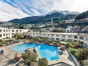 Una vista aérea de un hotel con una gran piscina. en Mercure Queenstown Resort, en Queenstown