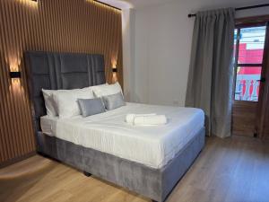 a bedroom with a large bed with white sheets and pillows at Apartamento de lujo rodadero in Santa Marta