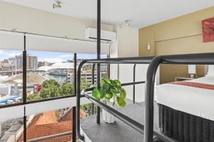 Ένα ή περισσότερα κρεβάτια σε δωμάτιο στο Metro Apartments on Darling Harbour