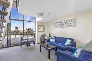 Χώρος καθιστικού στο Metro Apartments on Darling Harbour