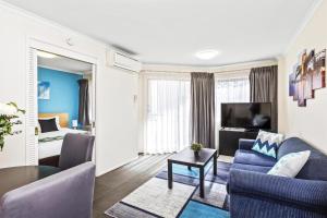 Televisyen dan/atau pusat hiburan di Metro Apartments on King