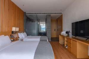 TV a/nebo společenská místnost v ubytování Cangyue Qionglou Lake View Holiday Hotel