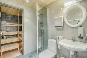 ルカにあるVanhan Karhun Huoneistotのバスルーム(トイレ、洗面台、シャワー付)