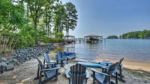 WestportにあるHappy Place by AvantStay Firepit Ranch-Styleの湖畔の椅子・テーブル