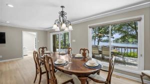 une salle à manger avec une table et des chaises en bois dans l'établissement Happy Place by AvantStay Firepit Ranch-Style, à Westport