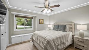 une chambre avec un lit et un ventilateur de plafond dans l'établissement Happy Place by AvantStay Firepit Ranch-Style, à Westport