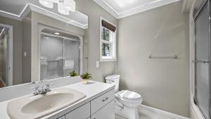 une salle de bain blanche avec un lavabo et des toilettes dans l'établissement Happy Place by AvantStay Firepit Ranch-Style, à Westport 25 autres photos