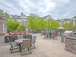 un patio avec des tables, des chaises et un grill dans l'établissement Landing Beautiful 2BD Clubhouse Gym, à Betzwood
